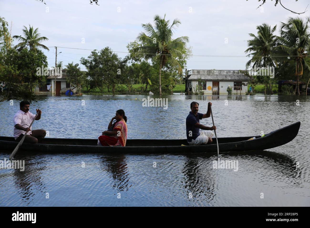 (180824) -- KERALA, 24. August 2018 -- Menschen rudern ein Boot im Hochwassergebiet des südlichsten Hochwassers Indiens im Bundesstaat Kerala, 22. August 2018. Medienberichten zufolge hat die Zahl der Todesopfer bei den verheerenden Überschwemmungen 370 erreicht. ) (Djj) INDIA-KERALA-FLOOD ZhaoxXu PUBLICATIONxNOTxINxCHN Stockfoto