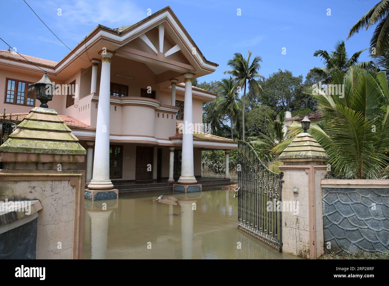 (180824) -- KERALA, 24. August 2018 -- Ein Haus wird unter dem Hochwasser in Indiens südlichstem, von Überschwemmungen heimgesuchten Bundesstaat Kerala gesehen, 22. August 2018. Medienberichten zufolge hat die Zahl der Todesopfer bei den verheerenden Überschwemmungen 370 erreicht. ) (Djj) INDIA-KERALA-FLOOD ZhaoxXu PUBLICATIONxNOTxINxCHN Stockfoto