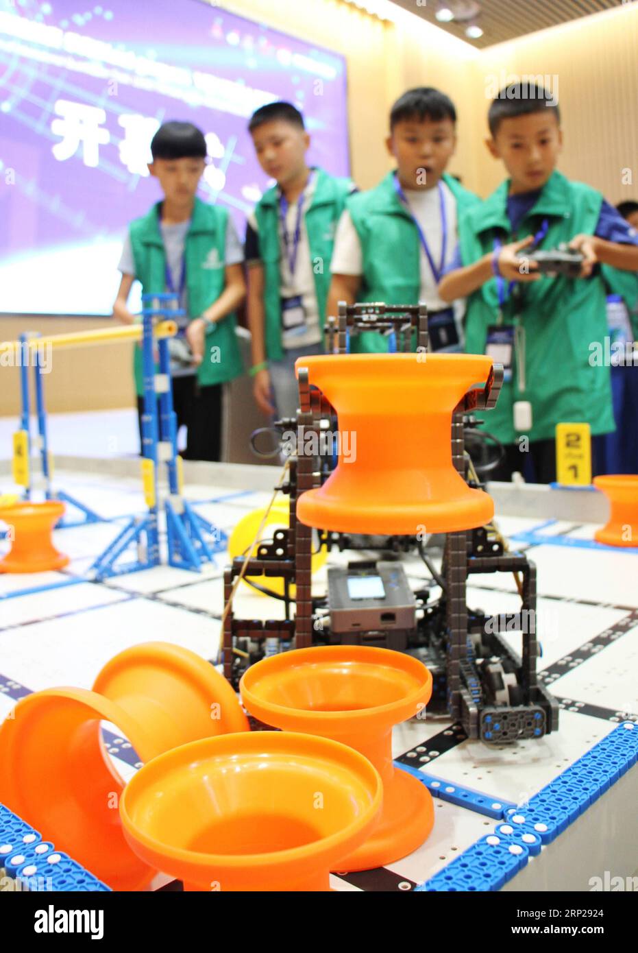 (180825) -- SUZHOU, 25. August 2018 -- Studenten nehmen am VEX-Roboterwettbewerb im Bezirk Wuzhong in Suzhou, ostchinesische Provinz Jiangsu, am 25. August 2018 Teil. Der zweitägige VEX-Roboterwettbewerb mit mehr als 800 Studenten startete hier am Samstag. ) (Yxb) CHINA-JIANGSU-VEX COMPETITION(CN) ZhuxGuigen PUBLICATIONxNOTxINxCHN Stockfoto