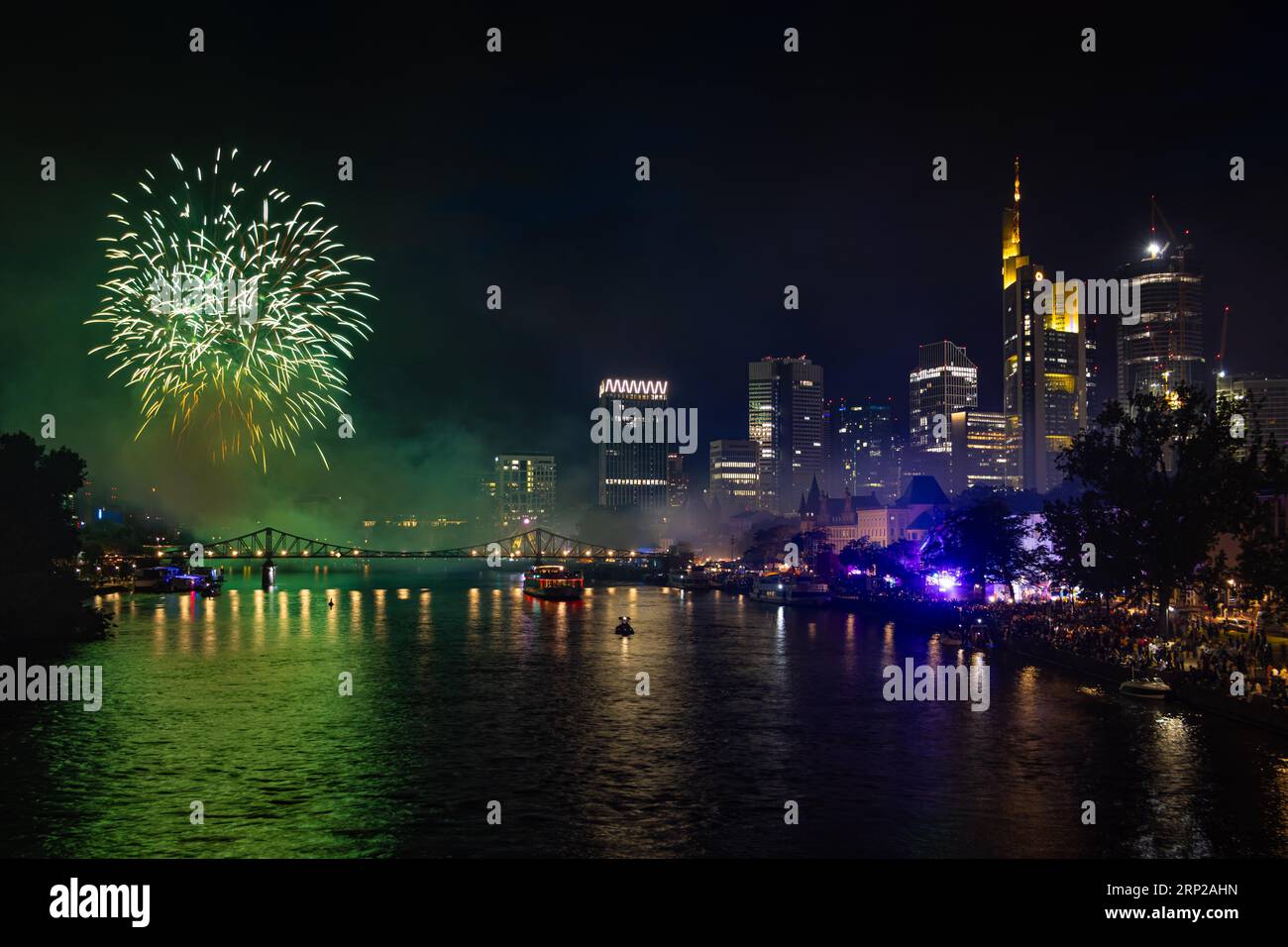 Zahlreiche Zuschauer beobachten das Feuerwerk vom Mainufer aus, um das Ende des Mainfestes zu feiern., Altebruecke, Frankfurt am Main, Hessen, Deutschland Stockfoto