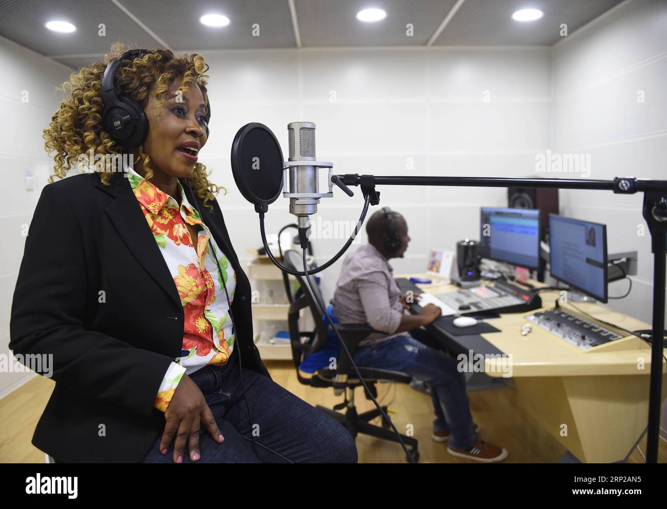 (180827) -- PEKING, 27. August 2018 -- Hilda Malecela arbeitet in einem Studio der StarTimes Group in Peking, Hauptstadt Chinas, 14. August 2018. Malecela stammt aus einer ländlichen Familie Tansanias. Sie ist Synchronsprecherin des chinesischen Medienunternehmens StarTimes. 2016 gewann sie einen Synchronwettbewerb in Tansania und bekam die Gelegenheit, im Hauptquartier der StarTimes zu arbeiten. Malecela sah einen Film von Jackie Chan auf dem College und wollte sich in der Film- und Fernsehindustrie engagieren. Nach dem Abschluss wurde sie Dubberin. Die in Suaheli betitelten chinesischen Fernsehdramen in Tansania lieferten Malecela einen Kanal, um mehr über Chine zu erfahren Stockfoto