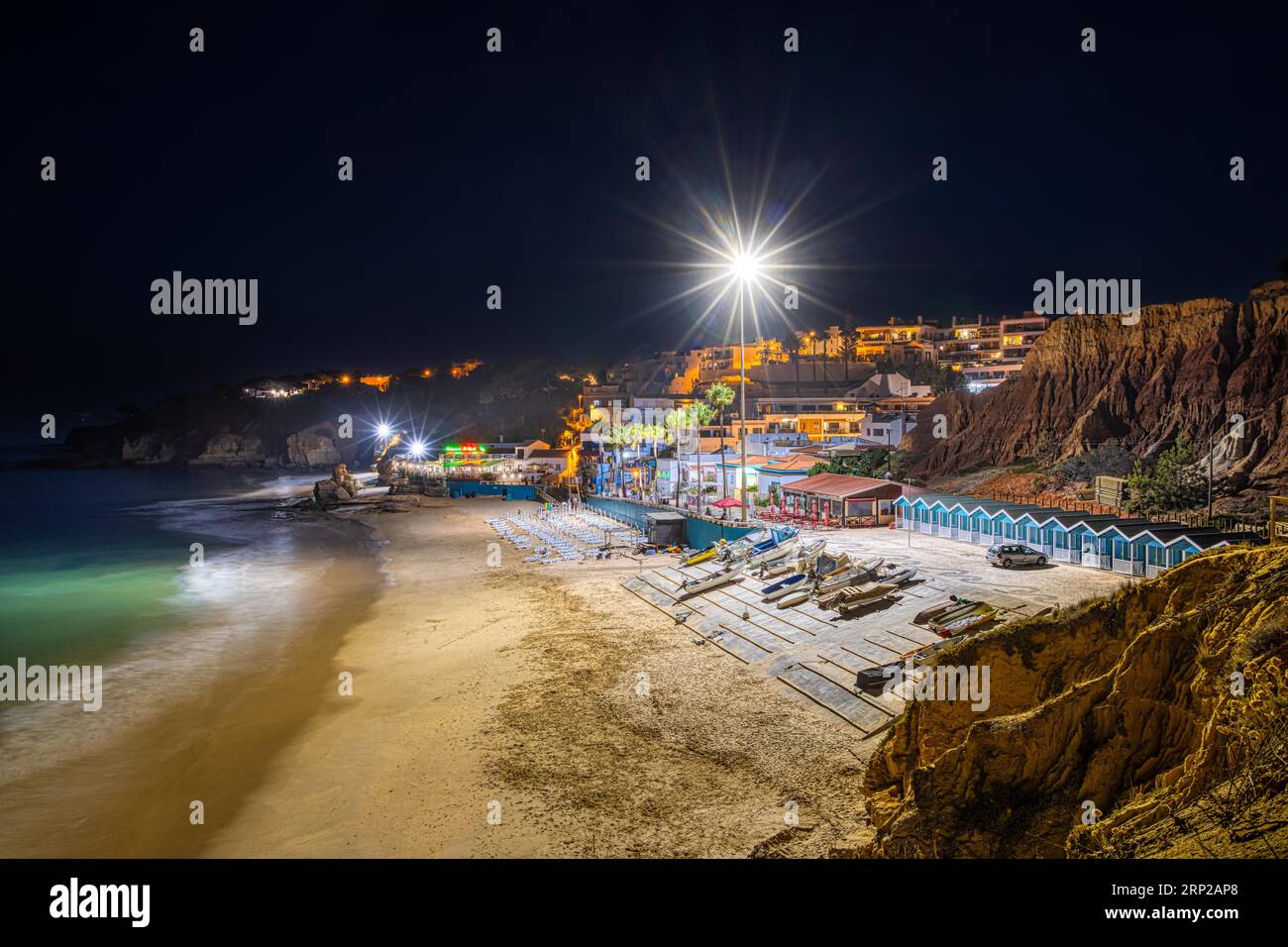 Der Strand von Olhos de Agua, einem ehemaligen Fischerdorf an der portugiesischen Algarve im Bezirk Faro, in der Nähe der Stadt Albufeira, wird beleuchtet Stockfoto