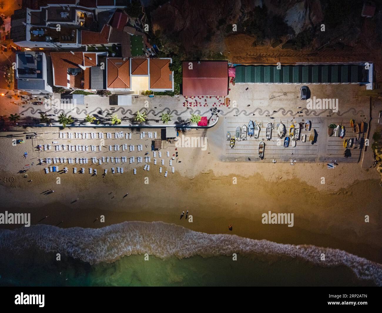 Der Strand von Olhos de Agua, einem ehemaligen Fischerdorf an der portugiesischen Algarve im Bezirk Faro, in der Nähe der Stadt Albufeira, wird beleuchtet Stockfoto
