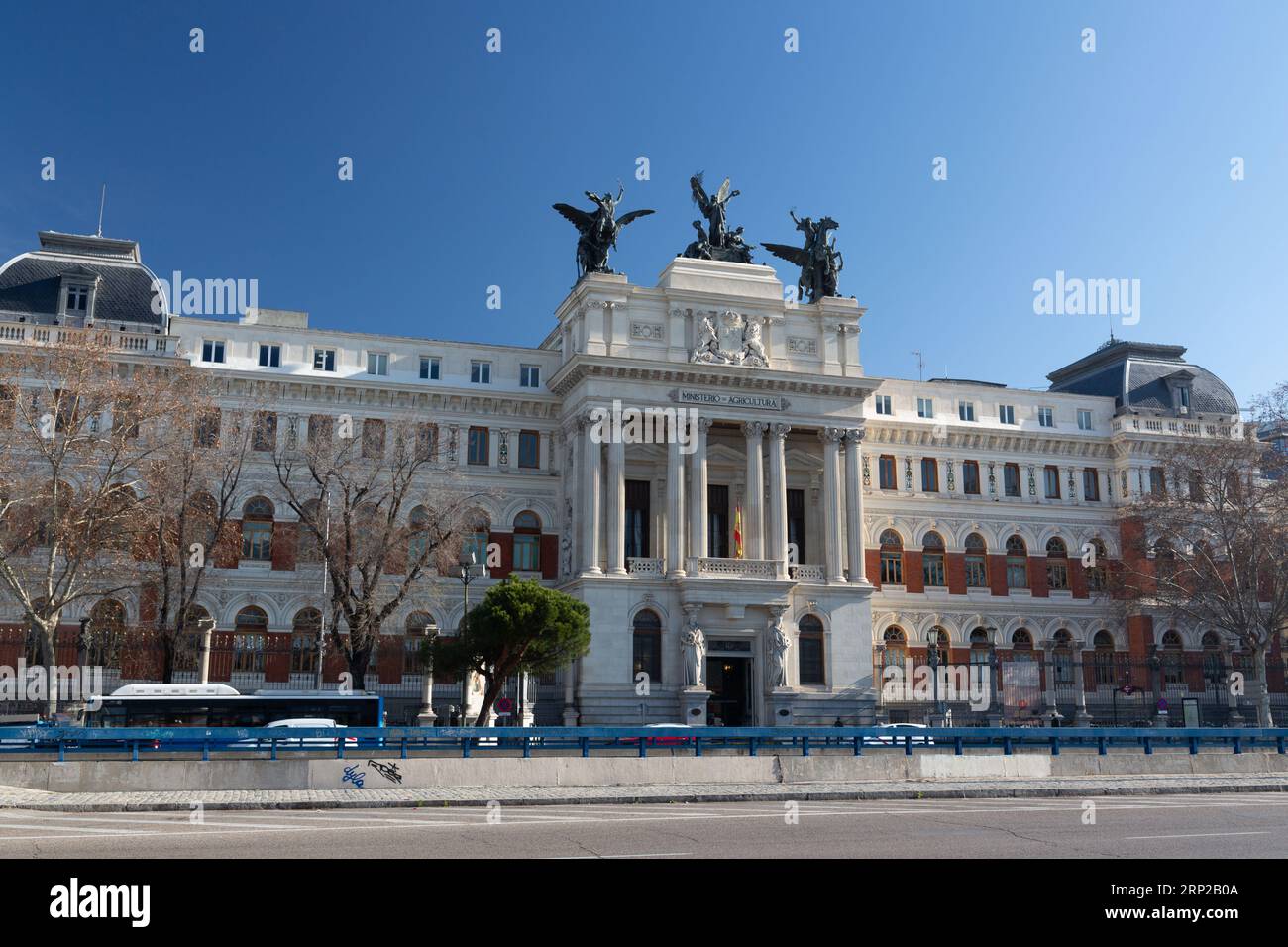 Madrid, Spanien – 17. FEBRUAR 2022: Der Palast von Fomento, auch bekannt als Gebäude des Landwirtschaftsministeriums, ist ein Bürogebäude aus dem 19. Jahrhundert in Madr Stockfoto