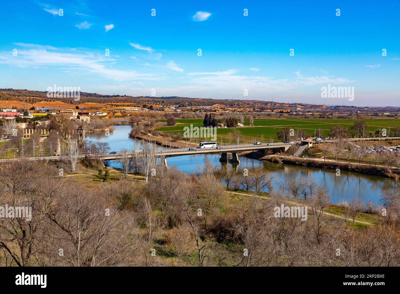 Toledo, Spanien – 17. FEBRUAR 2022: Typische Architektur und unvergleichlicher Blick auf die Straße in Toledo, Castilla La Mancha, Spanien. Stockfoto