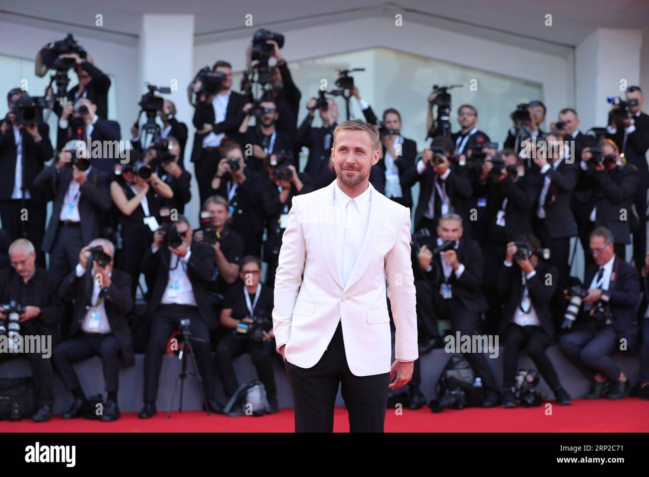 (180829) -- VENEDIG, 29. August 2018 -- Schauspieler Ryan Gosling posiert auf dem roten Teppich des 75. Internationalen Filmfestivals in Venedig, Italien, 29. August 2018. Das 75. Internationale Filmfestival von Venedig begann hier am Mittwoch. ) ITALIEN-VENEDIG-FILM FESTIVAL-ERÖFFNUNG ChengxTingting PUBLICATIONxNOTxINxCHN Stockfoto