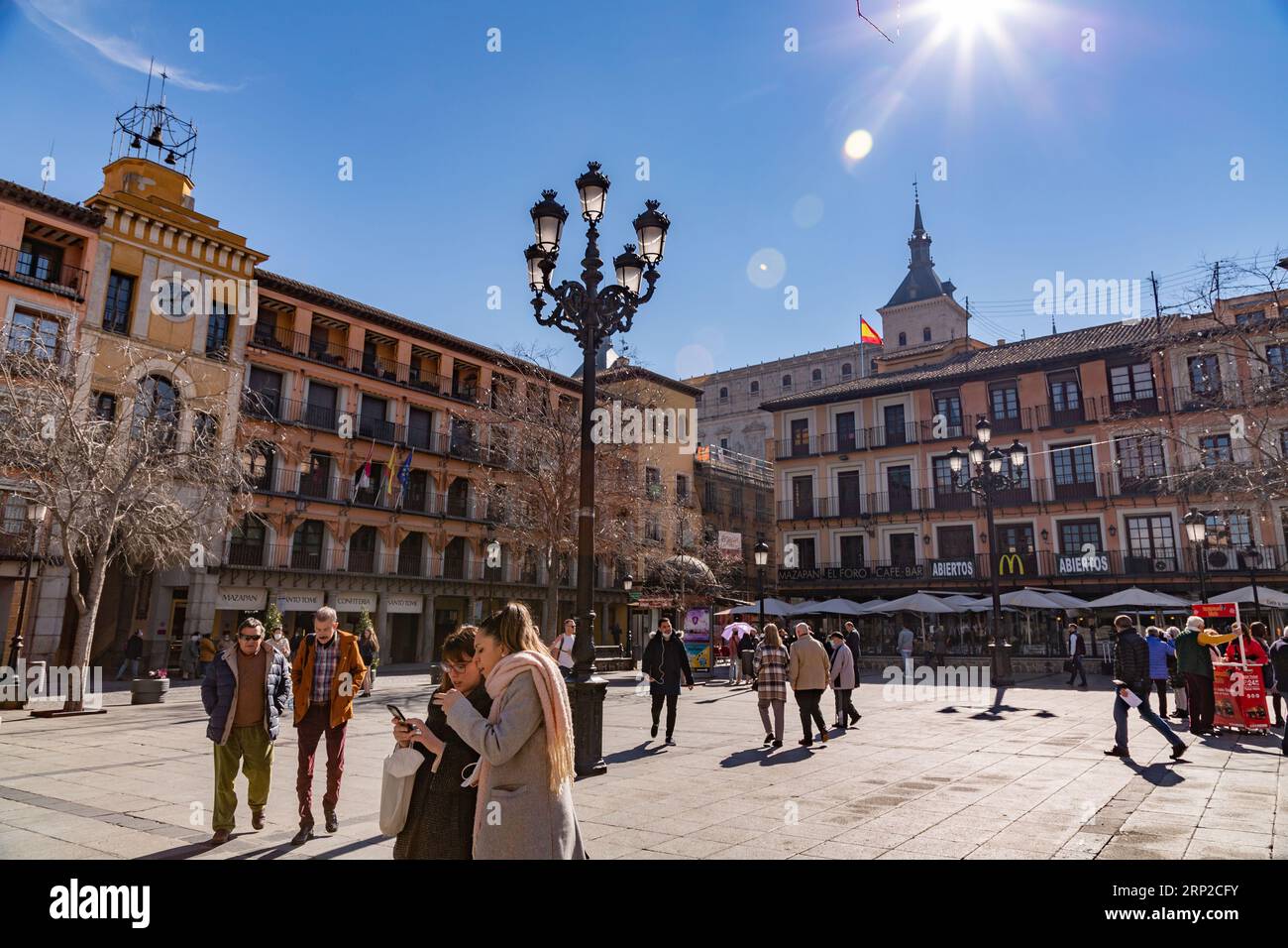 Toledo, Spanien-FEB 17, 2022: Die Plaza de Zocodover ist ein Platz der Stadt Toledo, in der autonomen Gemeinde Kastilien-La Mancha, Spanien. Stockfoto