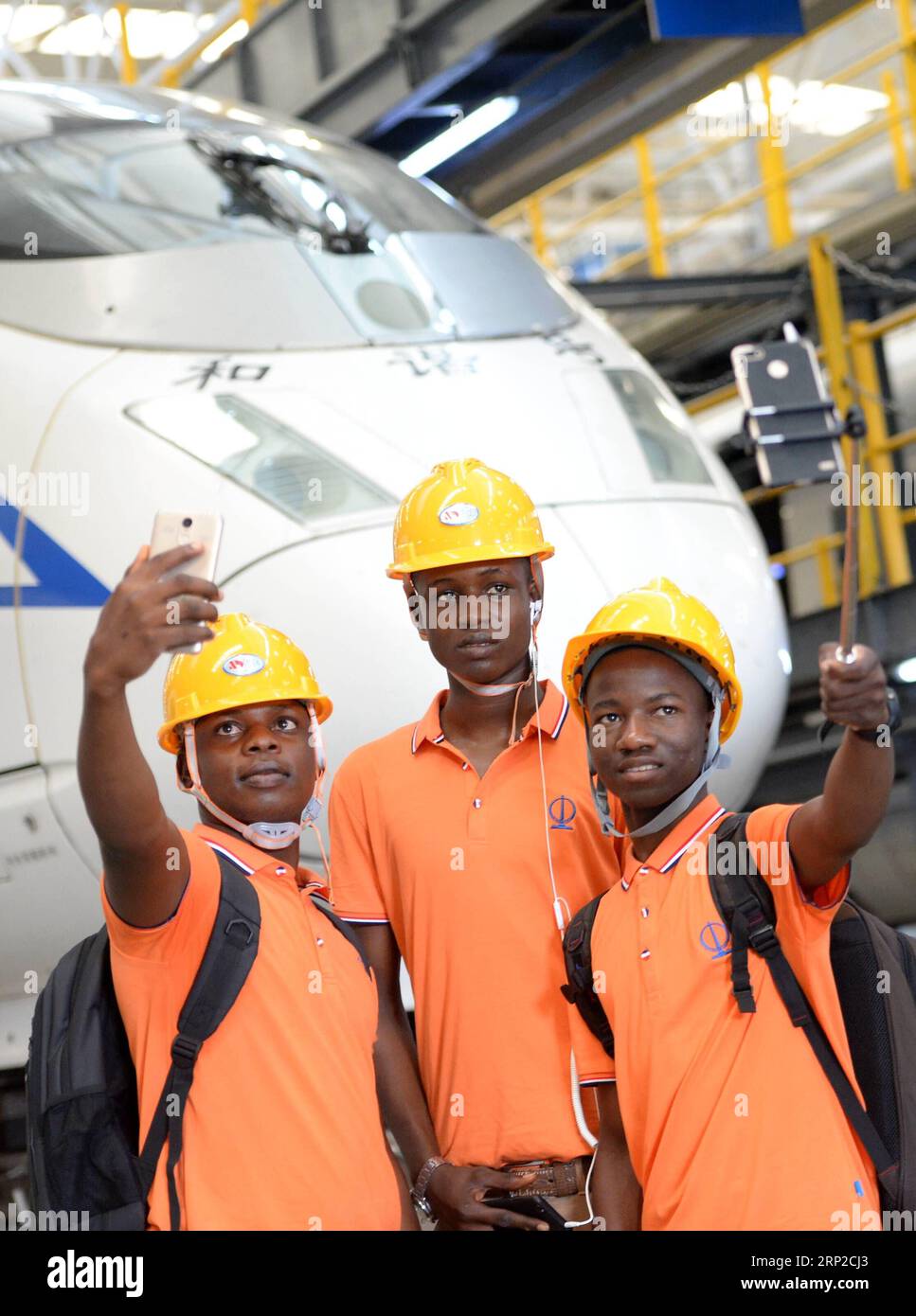 (180830) -- XI AN, 30. Aug. 2018 -- nigerianische Studenten posieren für ein Foto neben einem Kugelzug in einer Bahnwartungsanlage in Xi an, Provinz Shaanxi im Nordwesten Chinas, 29. Aug. 2018. Dreißig nigerianische Studenten der Universität Chang an besuchten am Mittwoch die Ausbildungsbasis für Hochgeschwindigkeitszüge, die Innovationswerkstatt und das Instandhaltungswerk für Züge. )(mcg) CHINA-XI AN-EISENBAHN-NIGERIANISCHE STUDENTEN (CN) LixYibo PUBLICATIONxNOTxINxCHN Stockfoto