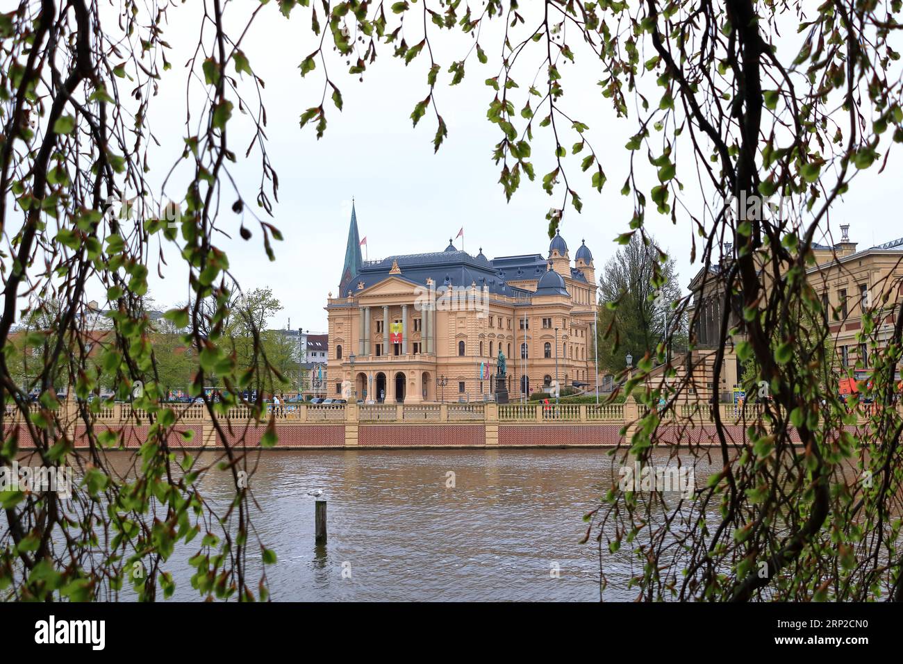 Mai 06 2023 - Schwerin, Mecklenburg-Vorpommern in Deutschland: Das Staatstheater in der Nähe des Landesmuseums Schwerin Stockfoto