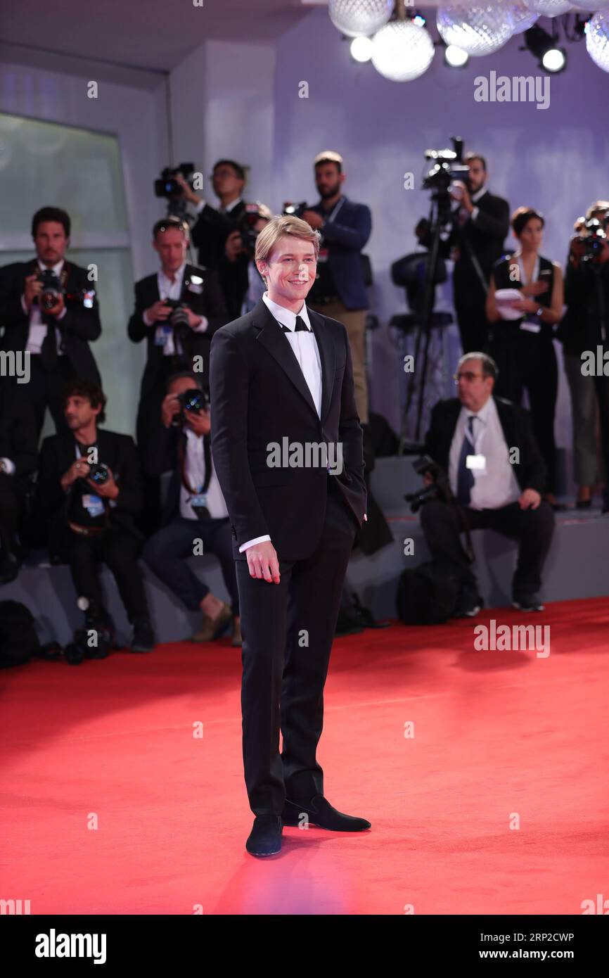 (180830) -- VENEDIG (ITALIEN), 30. Aug. 2018 -- Schauspieler Joe Alwyn nimmt an der Premiere des Films der Favorit beim 75. Internationalen Filmfestival Venedig in Venedig, Italien, 30. Aug. 2018 Teil. ) ITALIEN-VENEDIG-FILMFESTIVAL- DER FAVORIT-PREMIERE CHENGXTINGTING PUBLICATIONXNOTXINXCHN Stockfoto