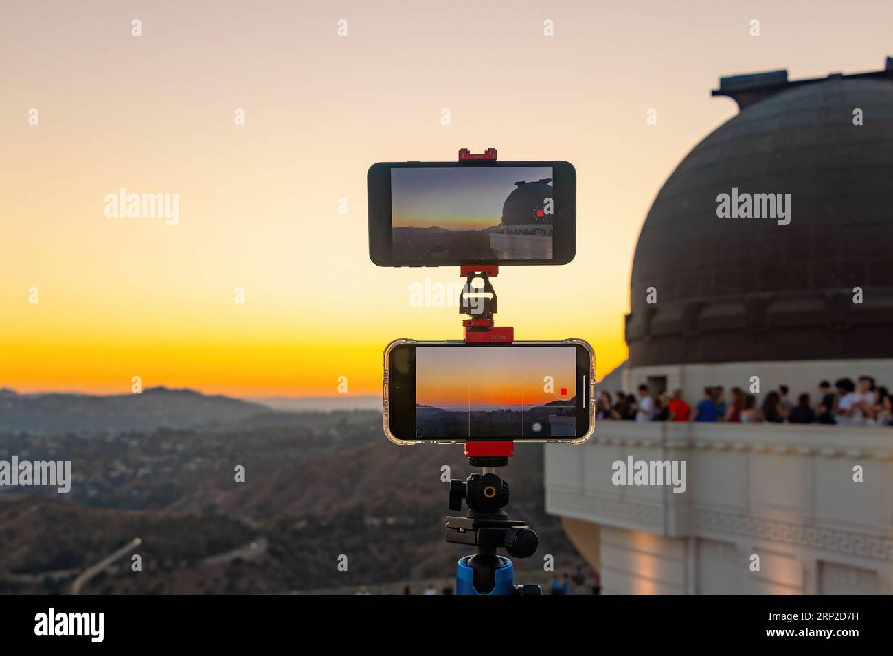 iphones auf einem Stativ, die Filme bei Sonnenuntergang im Griffith Park Observatory in Los Angeles, Kalifornien, LA USA, aufnehmen Stockfoto