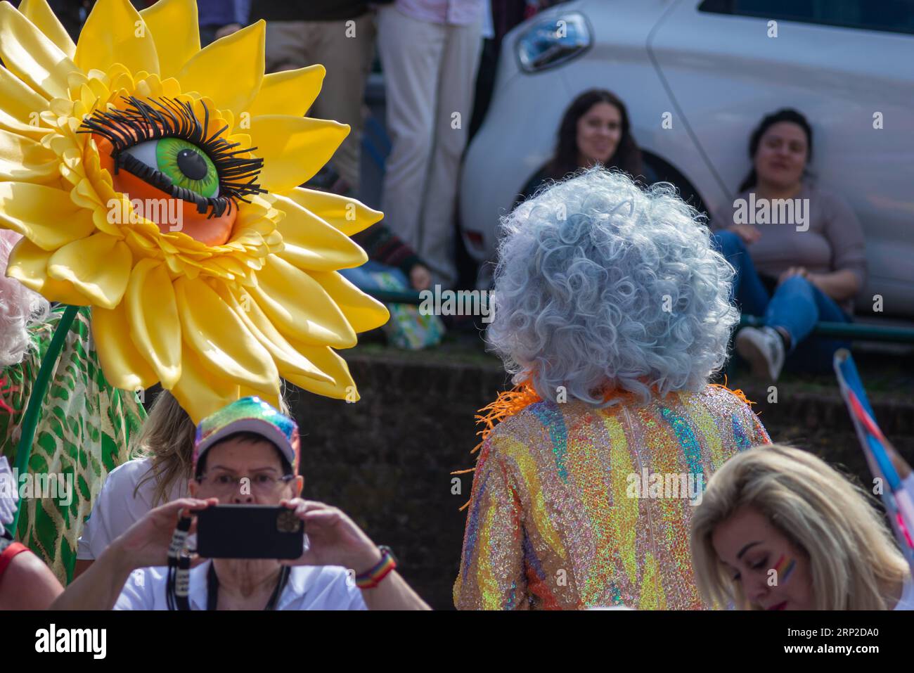 2. September 2023, Leiden, Niederlande, First Pride mit farbenfrohem Umzugsboot in den Kanälen von Leiden Stockfoto