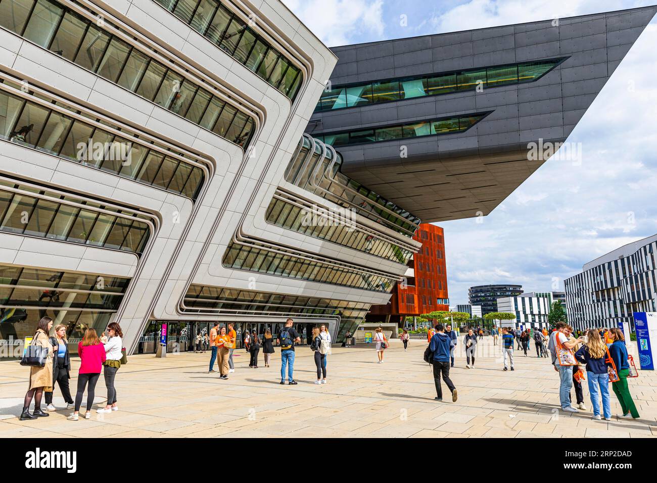 Studierende vor dem modernen Gebäude auf dem Campus der Wirtschaftsuniversität WU, moderne Architektur, Leopoldstadt, Wien, Österreich Stockfoto