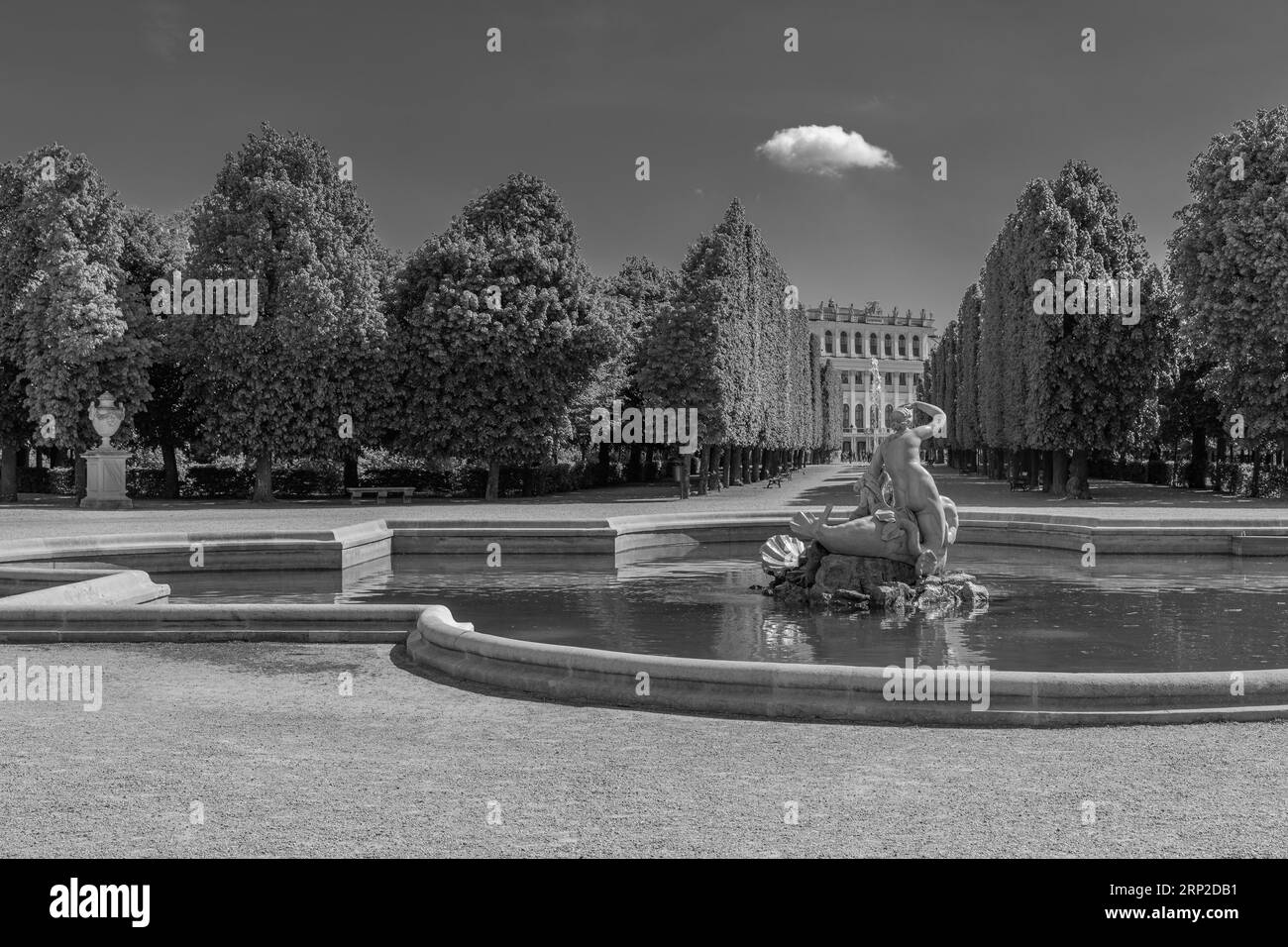 Brunnen im Schlosspark und Schloss Schönbrunn, Schwarzweißfoto, Wien, Österreich Stockfoto