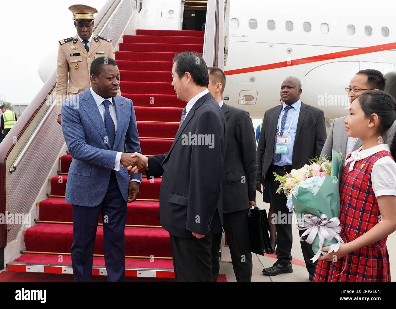 (180901) -- PEKING, 1. September 2018 -- Togolesische Präsidentin Faure Gnassingbe (L, Front) kommt am 1. September 2018 in Peking, der Hauptstadt Chinas, an, um am Pekinger Gipfel des Forums für Zusammenarbeit zwischen China und Afrika (FOCAC) teilzunehmen. )(mcg) CHINA-PEKING-TOGOLESE PRESIDENT-ARRIVAL (CN) XingxGuangli PUBLICATIONxNOTxINxCHN Stockfoto