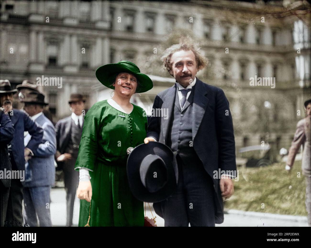 Albert Einstein mit Ehefrau Elsa; State, war und Navy Building im Hintergrund. Washington, D.C. zwischen 1921 und 1923 Stockfoto Albert Einstein mit Ehefrau Elsa; State, war und Navy Building im Hintergrund. Washington, D.C. zwischen 1921 und 1923 Stockfoto