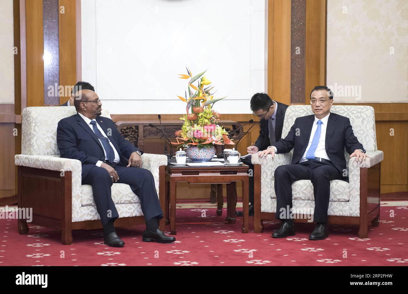 (180902) -- PEKING, 2. September 2018 -- der chinesische Ministerpräsident Li Keqiang trifft sich mit dem sudanesischen Präsidenten Omar al-Bashir in Peking, der Hauptstadt Chinas, am 2. September 2018. )(MP) CHINA-BEIJING-LI KEQIANG-SUDANESE PRESIDENT-MEETING (CN) LixTao PUBLICATIONxNOTxINxCHN Stockfoto