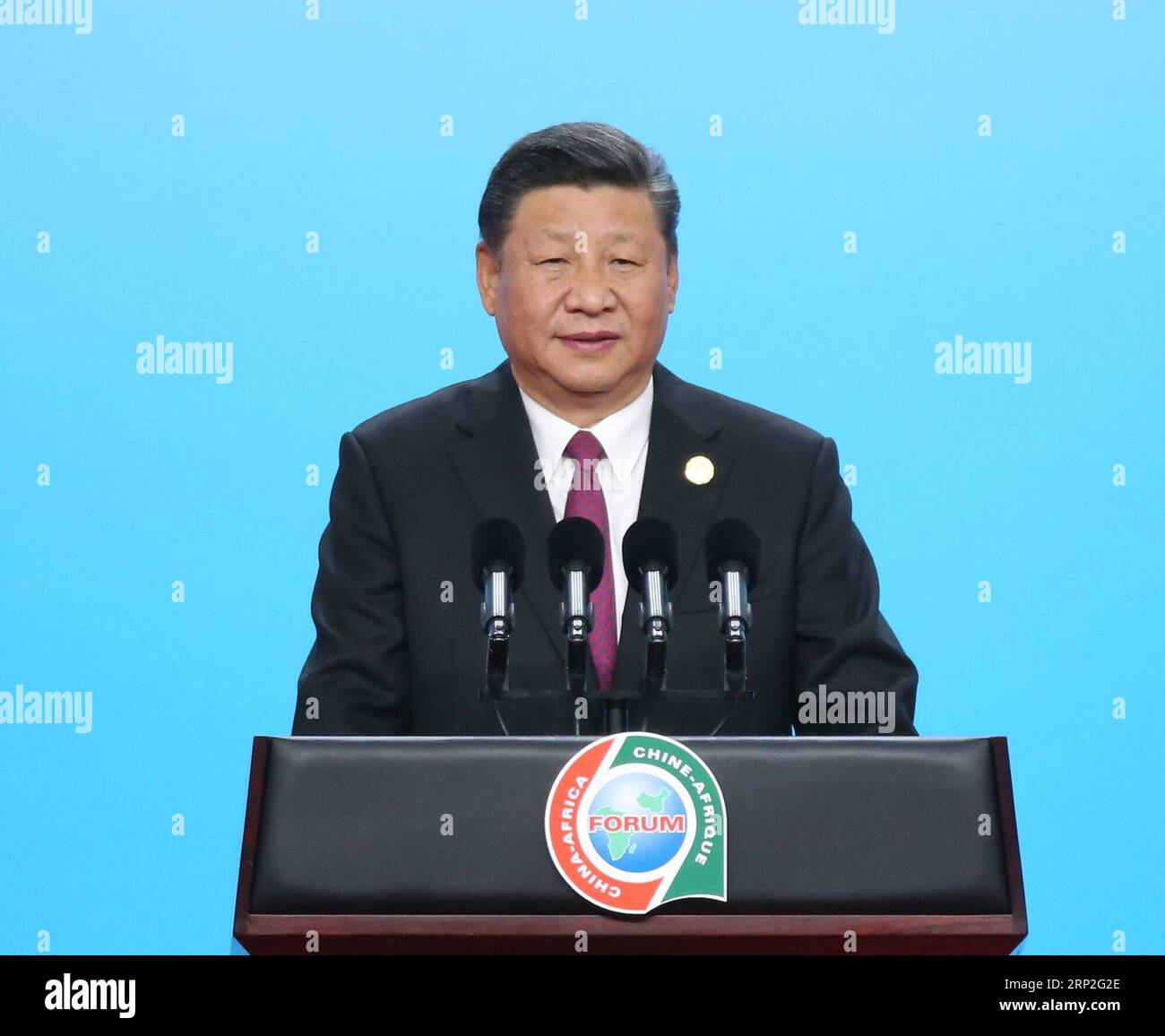 (180903) -- PEKING, 3. September 2018 -- der chinesische Präsident Xi Jinping hält bei der Eröffnungszeremonie des hochrangigen Dialogs zwischen chinesischen und afrikanischen Führern und Wirtschaftsvertretern sowie der 6. Konferenz chinesischer und afrikanischer Unternehmer in Peking, der Hauptstadt Chinas, am 3. September 2018 eine Keynote zum Thema „gemeinsam auf dem Weg zum Wohlstand gehen“. )(LMM) CHINA-PEKING-XI JINPING-FOCAC-DIALOG-ERÖFFNUNGSZEREMONIE (CN) YAOXDAWEI PUBLICATIONXNOTXINXCHN Stockfoto