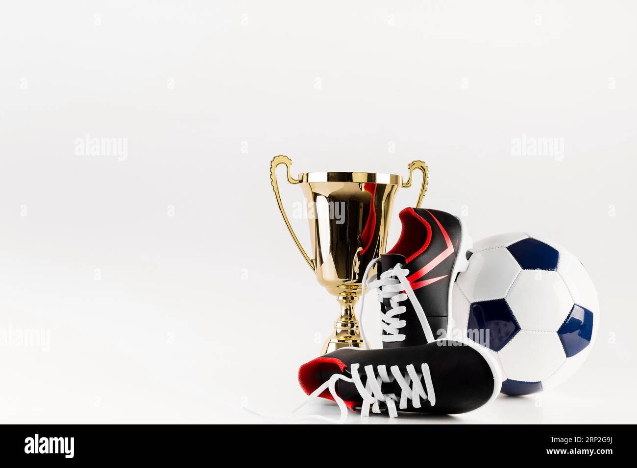 Fußballkomposition mit Schuhen-Ball-Trophäe Stockfoto