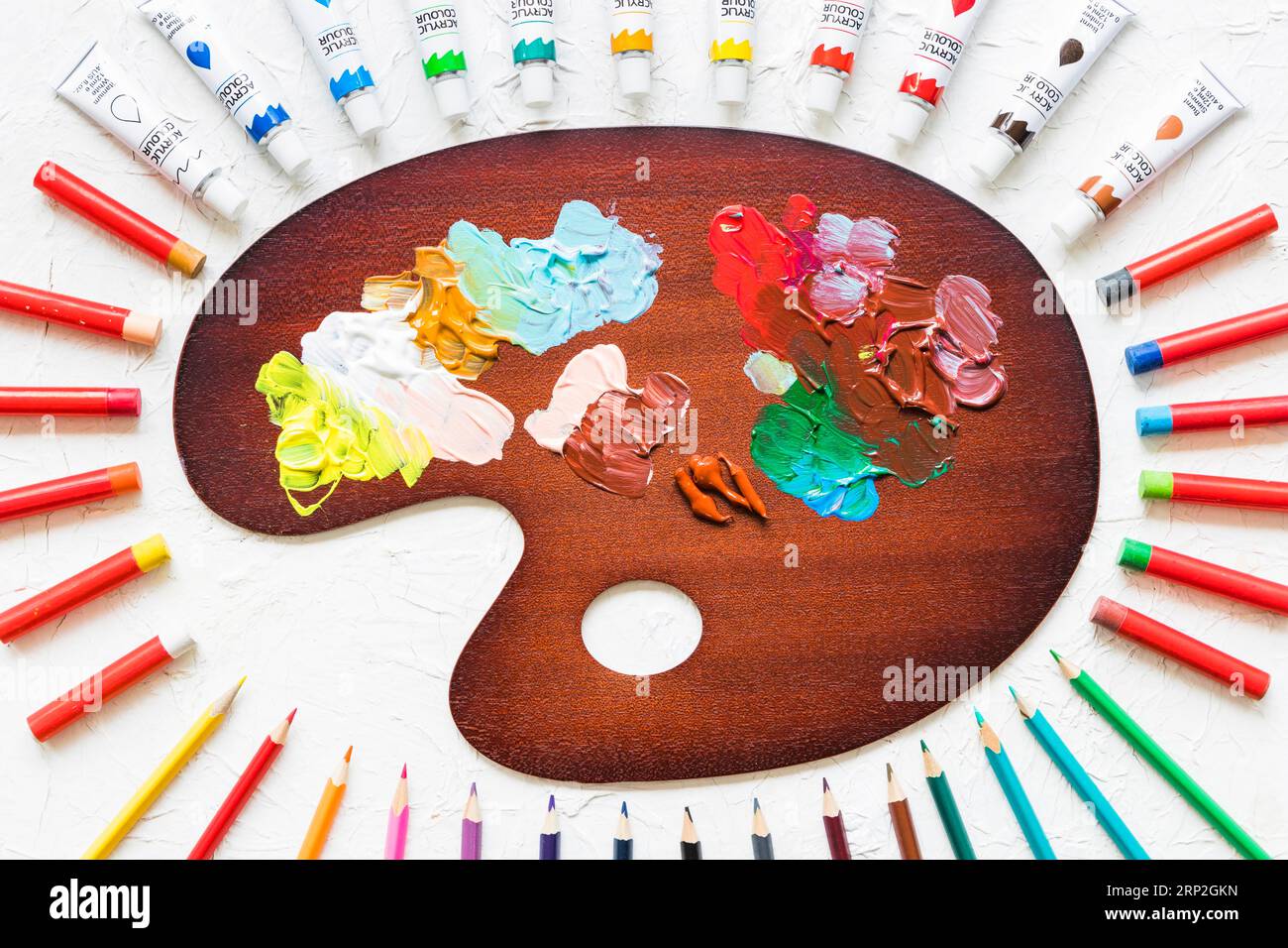 Malpalette umgeben von Malmaterial Stockfoto