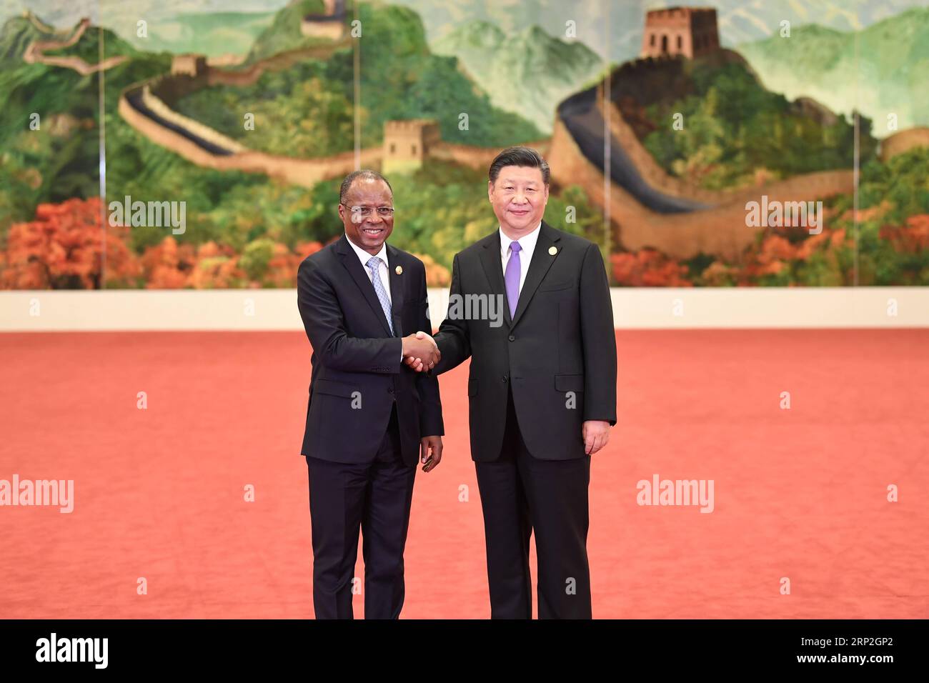 (180903) -- PEKING, 3. September 2018 -- der chinesische Präsident Xi Jinping (R) begrüßt den kapverdischen Premierminister Ulisses Correia e Silva, der zum Gipfeltreffen des Forums für die Zusammenarbeit zwischen China und Afrika (FOCAC) 2018 in Peking, der chinesischen Hauptstadt, am 3. September 2018 in der Großen Halle des Volkes anwesend ist. )(mcg) CHINA-BEIJING-FOCAC-XI JINPING-WELCOME (CN) YanxYan PUBLICATIONxNOTxINxCHN Stockfoto