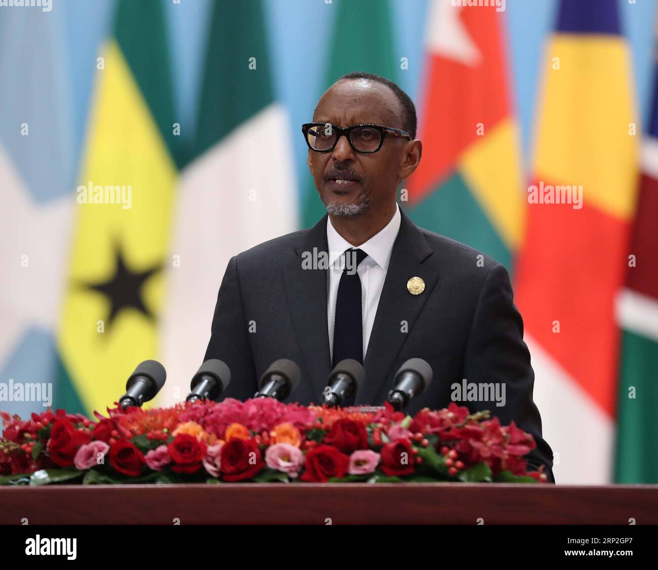 (180903) -- PEKING, 3. September 2018 -- der ruandische Präsident Paul Kagame, der als rotierender Vorsitzender der Afrikanischen Union fungiert, spricht an der Eröffnungszeremonie des Gipfeltreffens des Forums für Zusammenarbeit zwischen China und Afrika (FOCAC) in Peking, der Hauptstadt Chinas, am 3. September 2018 in der Großen Halle des Volkes. )(lmm) CHINA-BEIJING-FOCAC-GIPFEL-ERÖFFNUNGSZEREMONIE (CN) LiuxWeibing PUBLICATIONxNOTxINxCHN Stockfoto