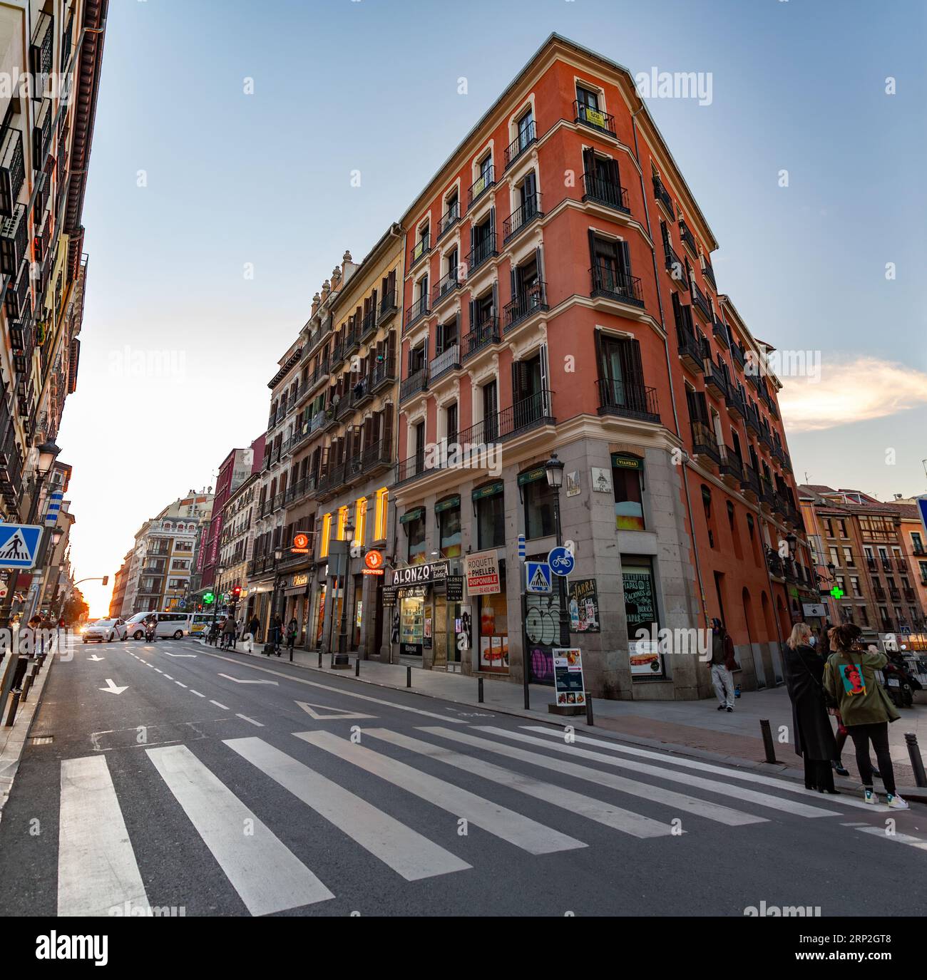 Madrid, Spanien - 17. FEBRUAR 2022: Allgemeine Architektur und Blick auf die Straße von Madrid, der Hauptstadt Spaniens. Stockfoto