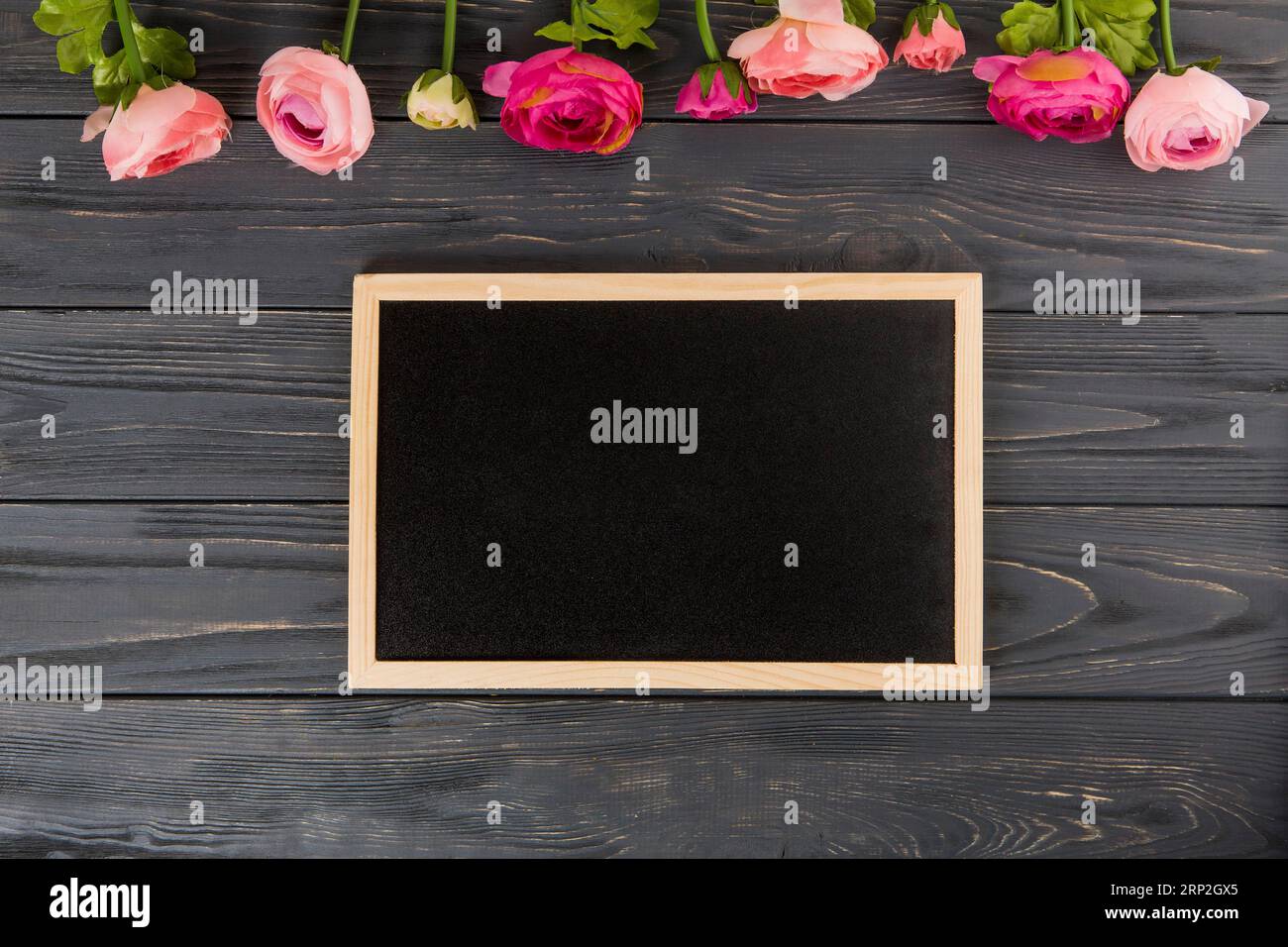 Rosenblüten mit großem Tafelholztisch Stockfoto