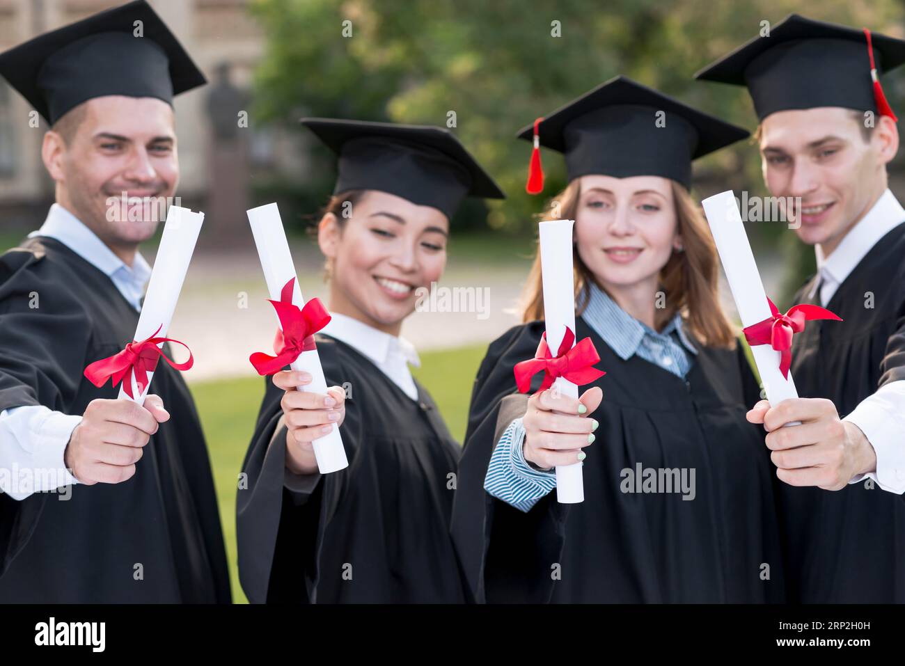 Porträtgruppenstudenten feiern ihren Abschluss Stockfoto