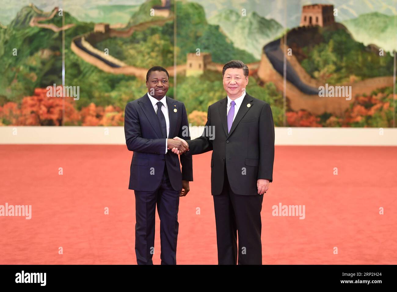 (180903) -- PEKING, 3. September 2018 -- der chinesische Präsident Xi Jinping (R) begrüßt die togolesische Präsidentin Faure Gnassingbe, die zum Gipfeltreffen des Forums für China-Afrika-Zusammenarbeit (FOCAC) 2018 in Peking, der chinesischen Hauptstadt, am 3. September 2018, anwesend ist. )(mcg) CHINA-BEIJING-FOCAC-XI JINPING-WELCOME (CN) YanxYan PUBLICATIONxNOTxINxCHN Stockfoto