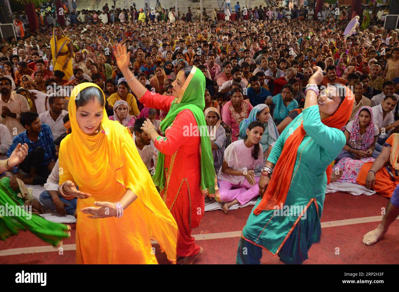 (180904) -- MATHURA, 4. September 2018 -- Devotees tanzen während der Janmashtami-Festlichkeiten in Mathura, Indien, 3. September 2018. Das Festival ist der Geburtstag von Krishna. (Jmmn) INDIA-MATHURA-JANAMSHTAMI FESTIVAL Stringer PUBLICATIONxNOTxINxCHN Stockfoto