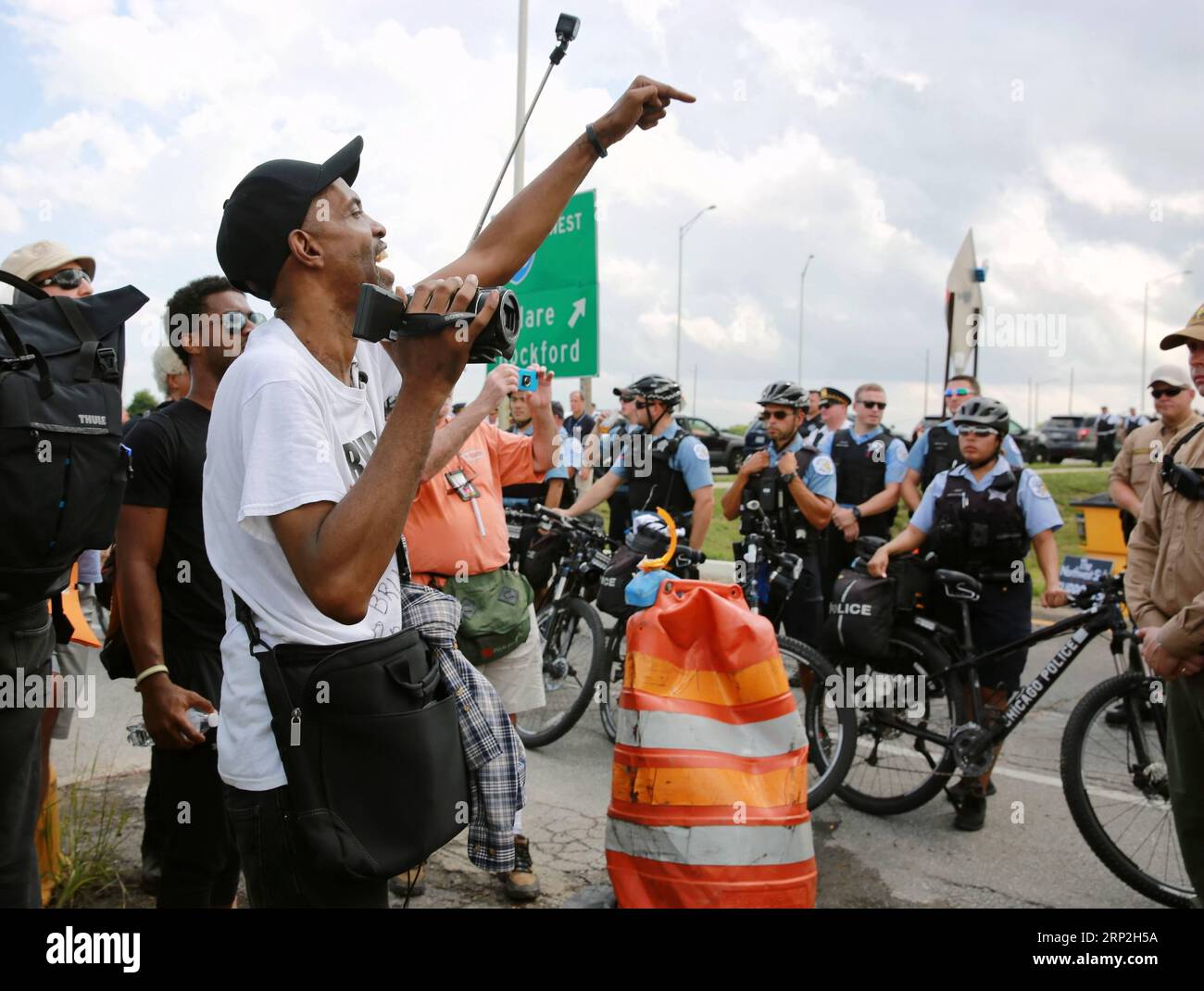 (180903) -- CHICAGO, 3. September 2018 -- Ein Demonstrant konfrontiert die Illinois State Police in Chicago, USA, am 3. September 2018. Die Polizei verhaftete am Montag 12 Personen, die versuchten, den Verkehr auf der Autobahn zum Chicago O Hare International Airport zu blockieren. Zu den Forderungen der Demonstranten gehören mehr Afroamerikaner in den Bauarbeitern in Chicago, die Umnutzung geschlossener Schulen, wirtschaftliche Investitionen in afroamerikanische Viertel, Ressourcen für von Schwarzen geführte Anti-Gewalt-Initiativen und der Rücktritt von Bürgermeister Rahm Emanuel. U.S.-CHICAGO-ANTI-GEWALT-ARBEITERTAG PROTEST WANGXPING PING PUBL Stockfoto