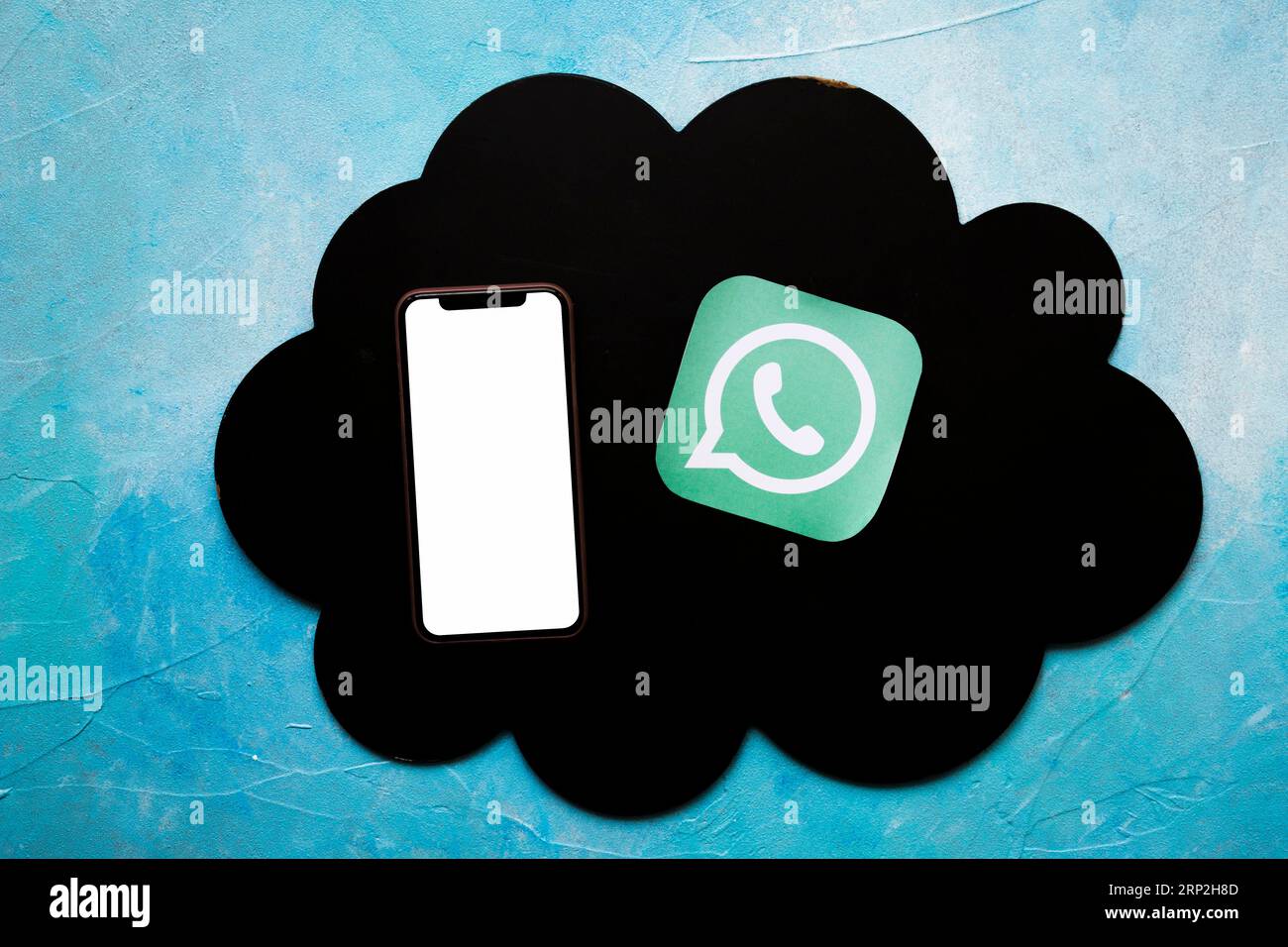 Smartphone-Mediensymbol, schwarz, Cloud, blaue Wand Stockfoto