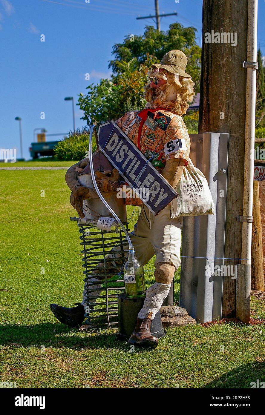 Scarecrow wirbt während des jährlichen Festivals auf dem Tamborine Mountain in Queensland, Australien für die lokale Destillerie. Wohltätigkeitsfonds, humorvoll, vergänglich. Stockfoto