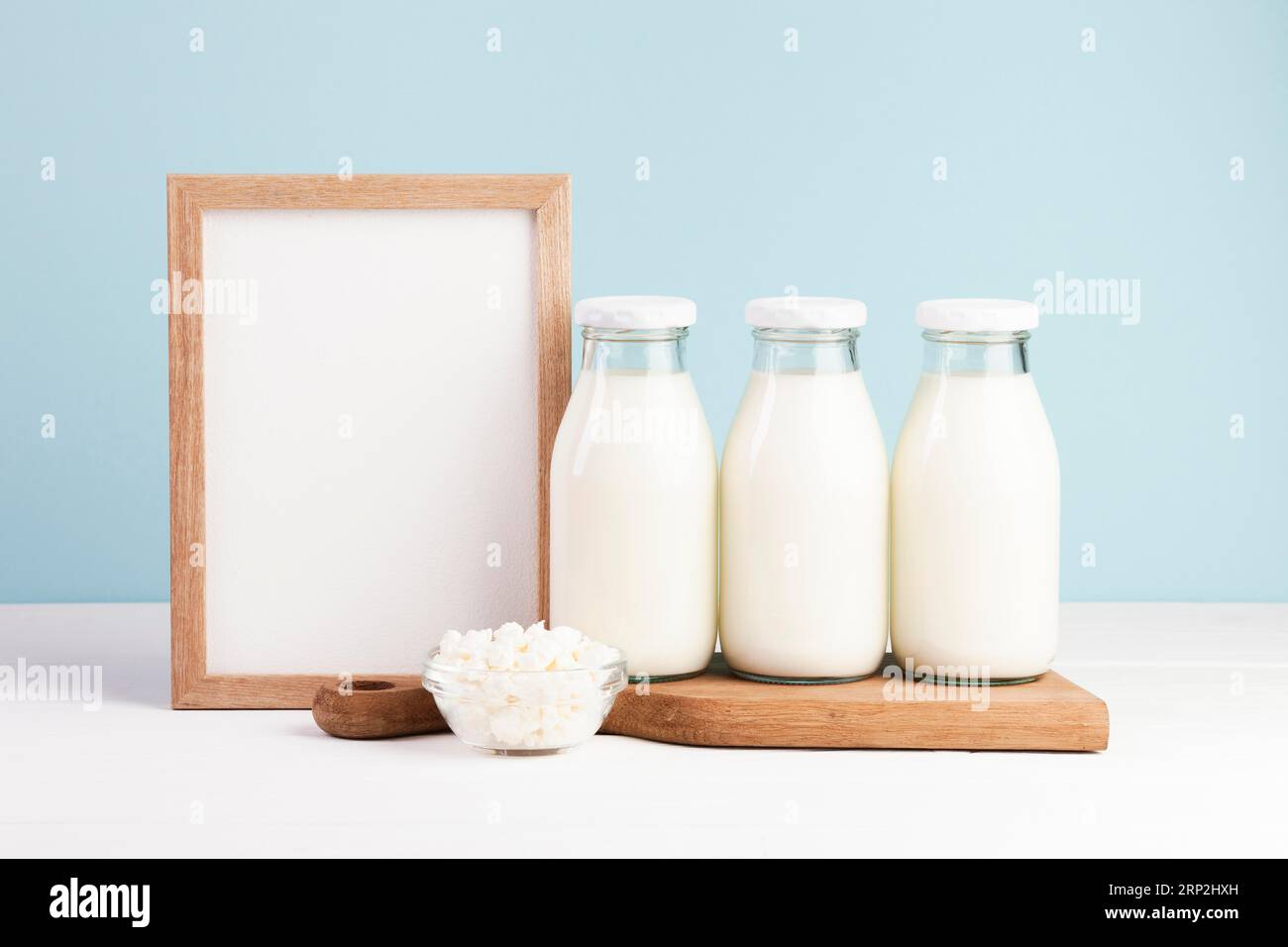 Holzrahmen mit Flaschen Milch Stockfoto