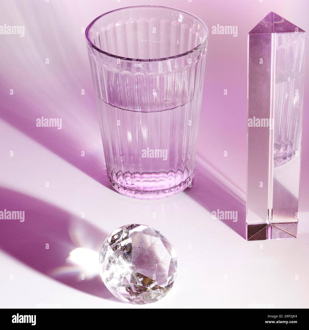 Kristallglas Wasser Prisma glänzend Diamant rosa Hintergrund Stockfoto