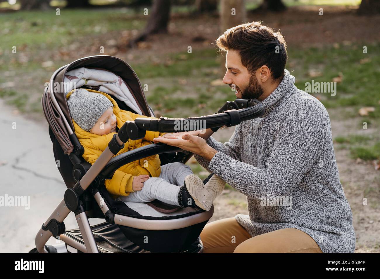 Papa Kinderwagen im Freien Natur Stockfoto