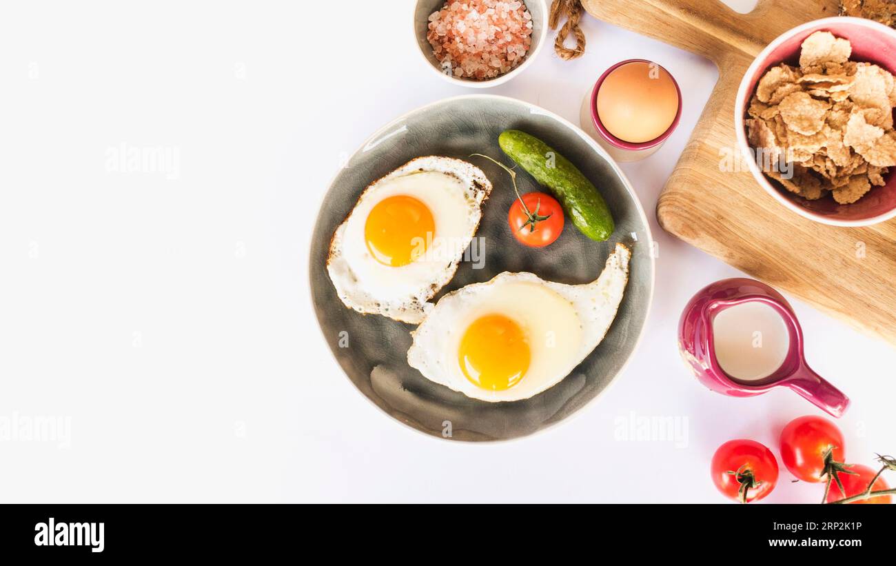 Gebratenes Omelett mit Tomatengurke Teller weiß Hintergrund Stockfoto