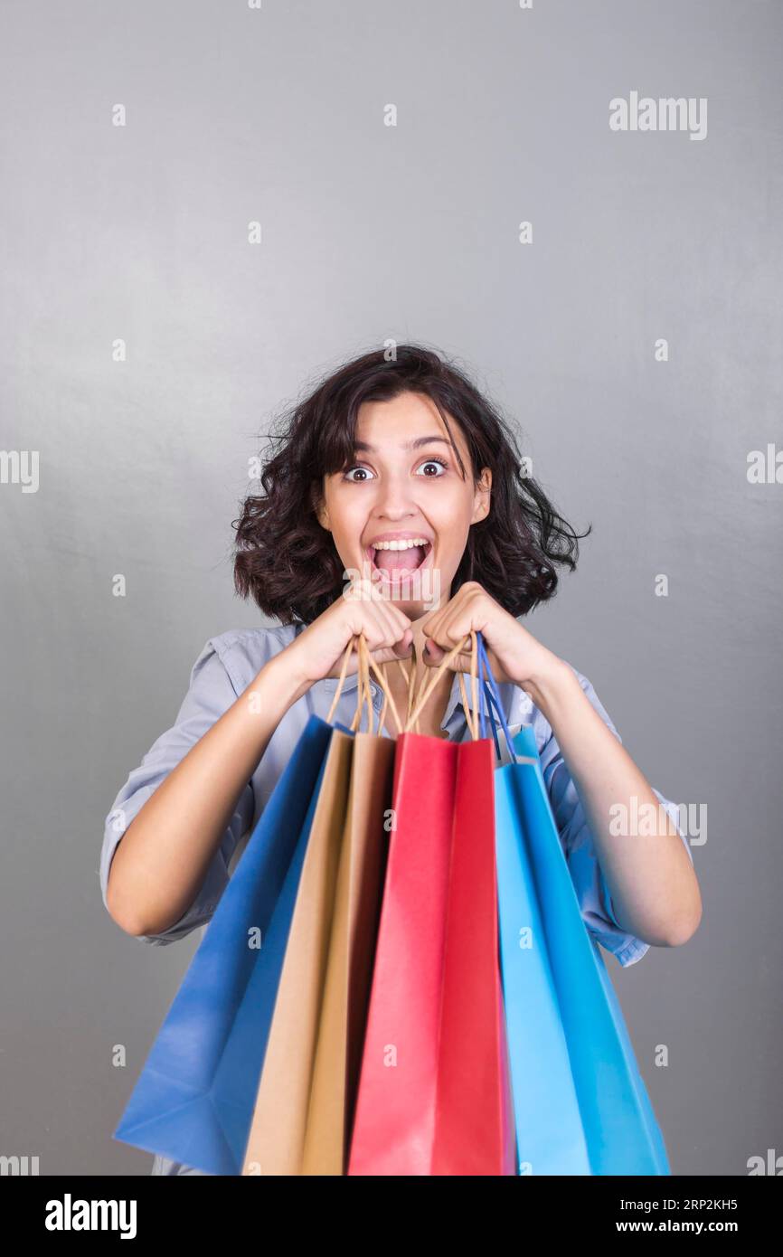 Glückliche Frau mit Einkaufstüten Stockfoto