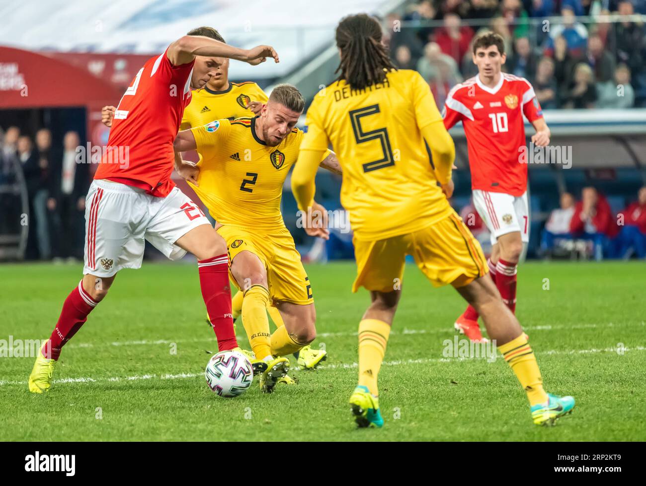 St. Petersburg, Russland – 16. November 2019. Toby Alderweireld, Verteidiger der belgischen Fußballnationalmannschaft, gegen den russischen Stürmer Artem Dzyuba während der UEF Stockfoto