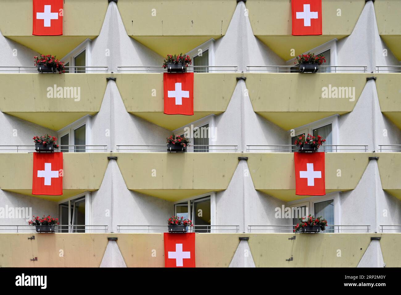 Balkone mit Schweizer Flagge Stockfoto