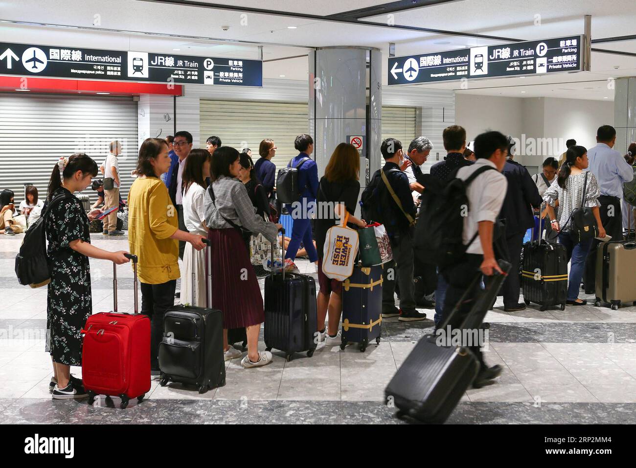 (180907) -- HOKKAIDO, 7. September 2018 -- Passagiere stehen am New Chitose Airport in Hokkaido, Japan, 7. September 2018 an. Sechzehn Menschen wurden als tot bestätigt, und rund 26 Menschen sind nach einem starken Erdbeben, das die Präfektur Hokkaido in Nordjapan in den frühen Morgenstunden erschütterte, immer noch verschwunden, sagte die Regierung am Freitag. (wtc) JAPAN-HOKKAIDO-EARTHQUAKE-AFTERMATH MaxCaoran PUBLICATIONxNOTxINxCHN Stockfoto