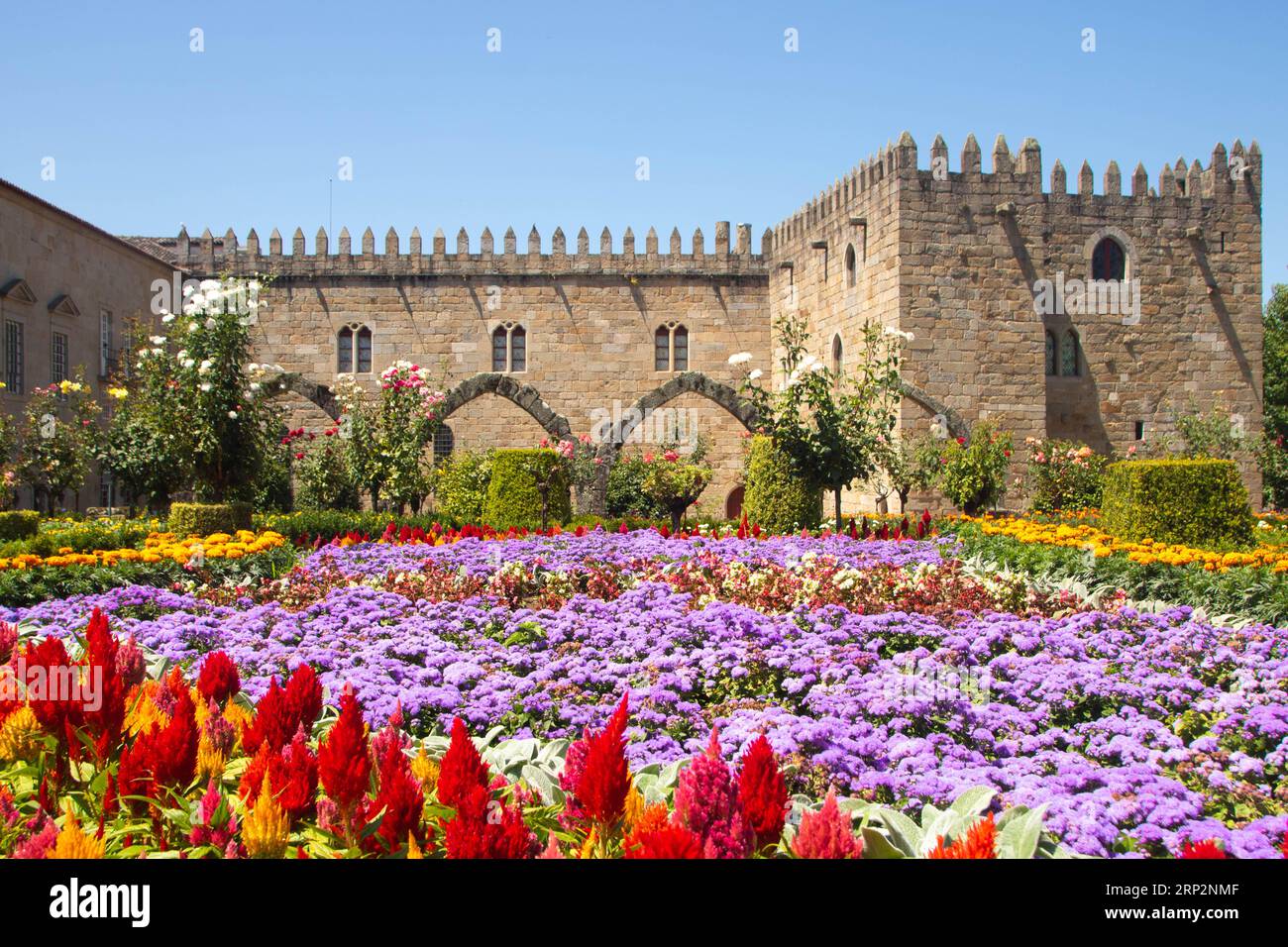 Archibischofshof und jardim de santa barbara (Garten santa barbara) in Braga, Portugal Stockfoto