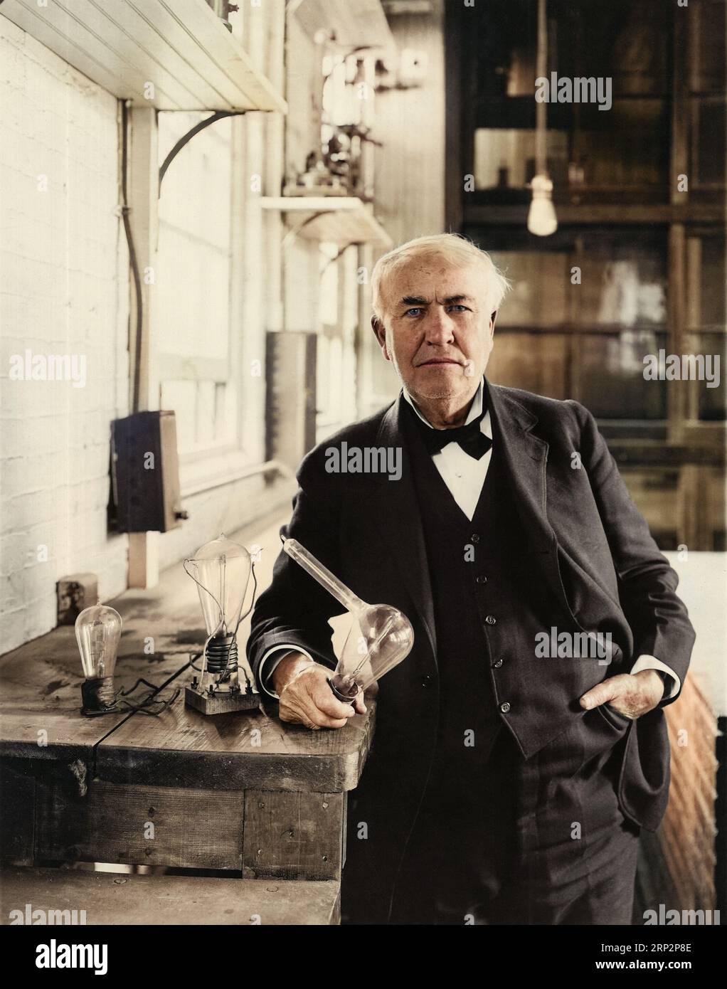 Thomas Edison im Labor mit Edison-Effekt-Glühbirnen. c 1919. New Jersey. Stockfoto
