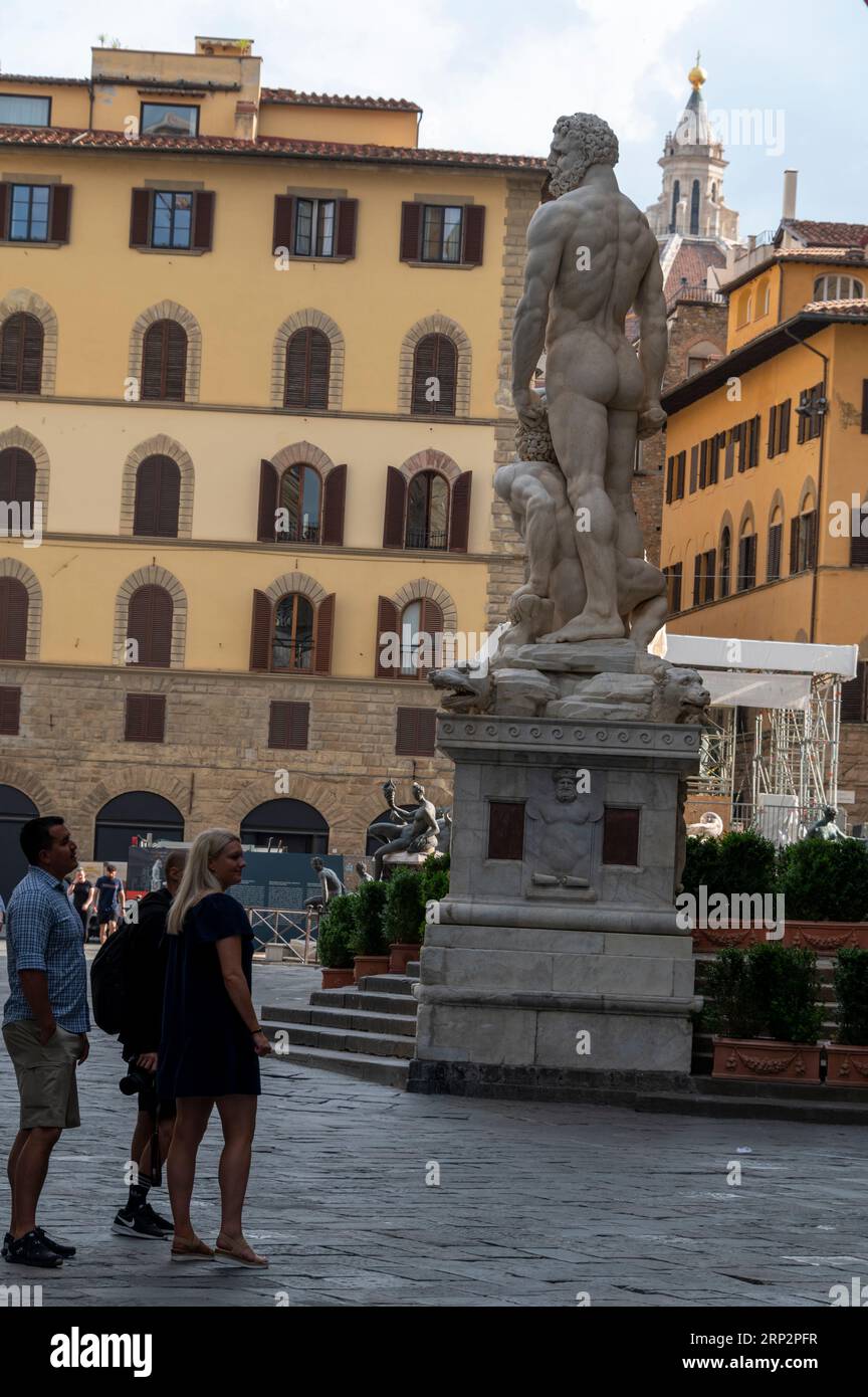 Eine italienische Renaissance-Skulptur aus Marmor von Herkules und Kakus am Haupteingang des Palazzo Vecchio aus dem 13. Jahrhundert (Rathaus von Floren) Stockfoto