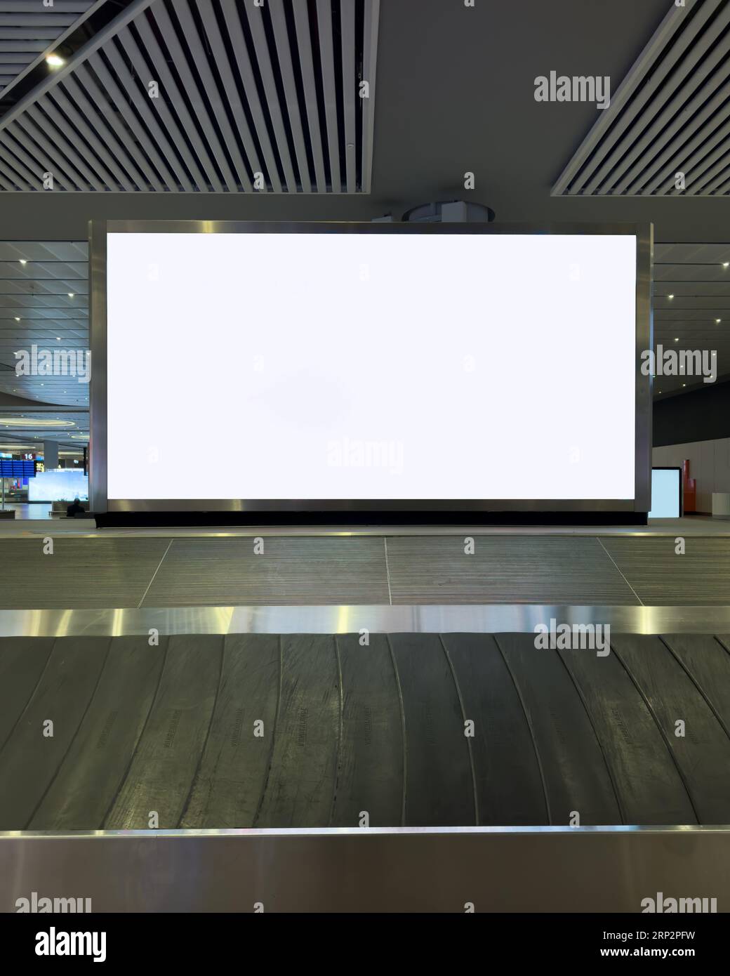 Werbetafel im Gepäckbereich des Flughafens Stockfoto