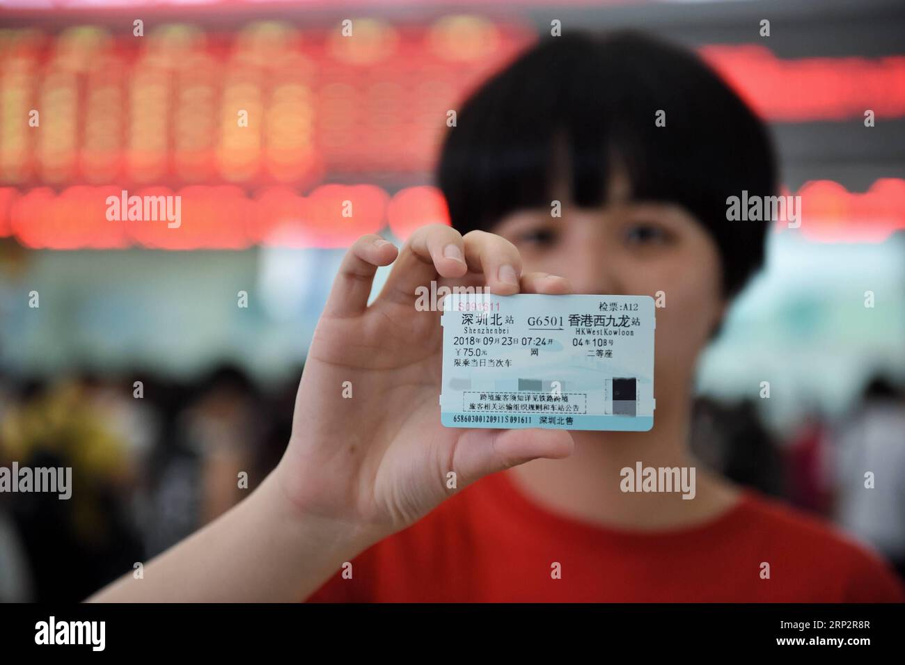 (180910) -- SHENZHEN, 10. September 2018 -- Ein Bürger zeigt Ein Hochgeschwindigkeitsbahnticket von der Shenzhen North Station zur Hong Kong West Kowloon Station in Shenzhen, südchinesische Provinz Guangdong, 10. September 2018. Die Schnellfahrstrecke Guangzhou-Shenzhen-Hong Kong wird am 23. September offiziell in Betrieb genommen. Der Verkauf der Tickets begann am Montag. ) (Yxb) CHINA-SHENZHEN-HIGH-SPEED RAILWAY-TICKET-PRESALE(CN) MaoxSiqian PUBLICATIONxNOTxINxCHN Stockfoto