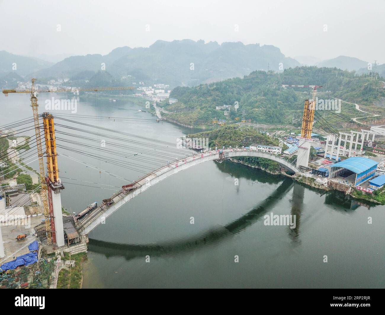 (180910) -- YANHE, 10. September 2018 -- Foto vom 10. September 2018 zeigt die Baustelle der Shatuo-Brücke über den Wujiang-Fluss in der Qitan-Gemeinde des Yanhe County, Provinz Guizhou im Südwesten Chinas. Die Schließung des Hauptbogens der 626 Meter langen Brücke wurde am Montag abgeschlossen. )(mcg) CHINA-GUIZHOU-YANHE-BRIDGE CONSTRUCTION (CN) TaoxLiang PUBLICATIONxNOTxINxCHN Stockfoto