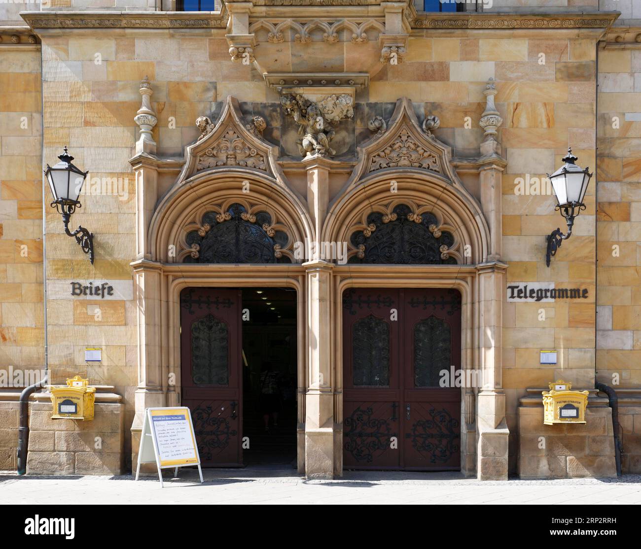 Historisches Portal des Postamtes im Stadtzentrum von Magdeburg, Sachsen-Anhalt, Deutschland Stockfoto