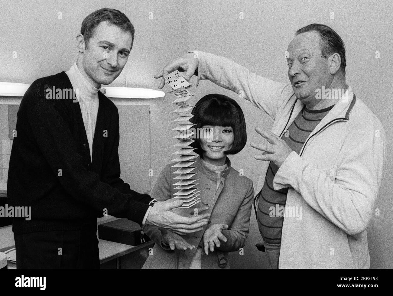 BOB ARNO schwedischer Illusionist und Taschendieb mit seiner ersten Frau Akkiko und dem schwedischen Schauspieler Carl Gustav Lindstedt Stockfoto